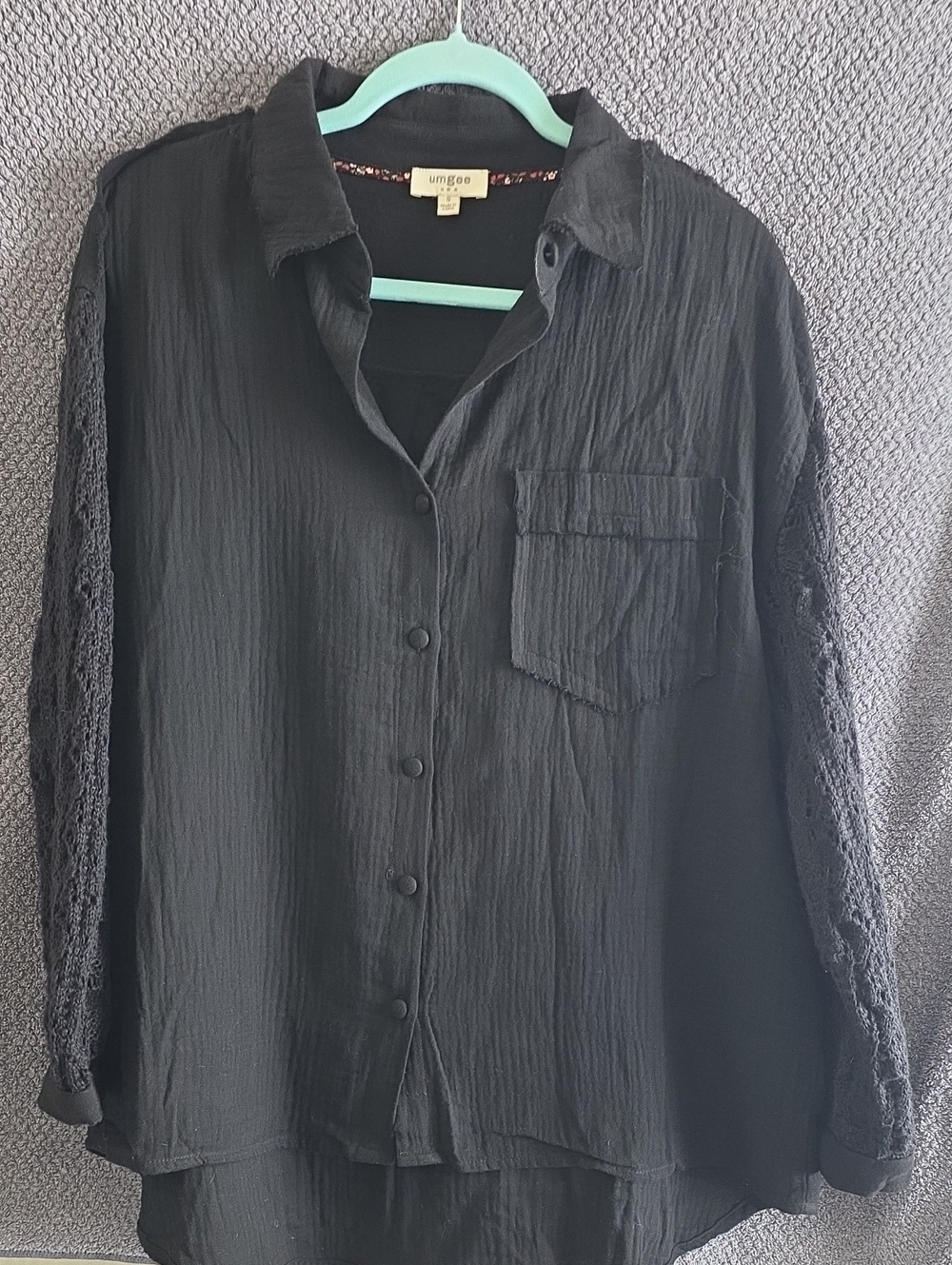 Umgee Black Button-Front Shirt with Lace Sleeves With Vans Socks NWOT
